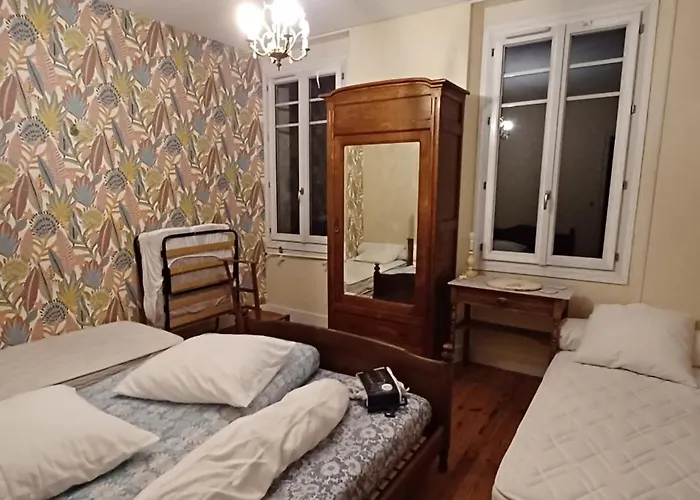 Chez Virginie - Du Bourg Homestay Lourdes