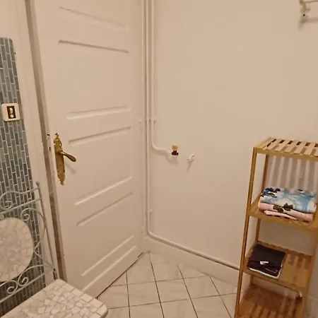 Chez Virginie - Du Bourg Homestay Lourdes